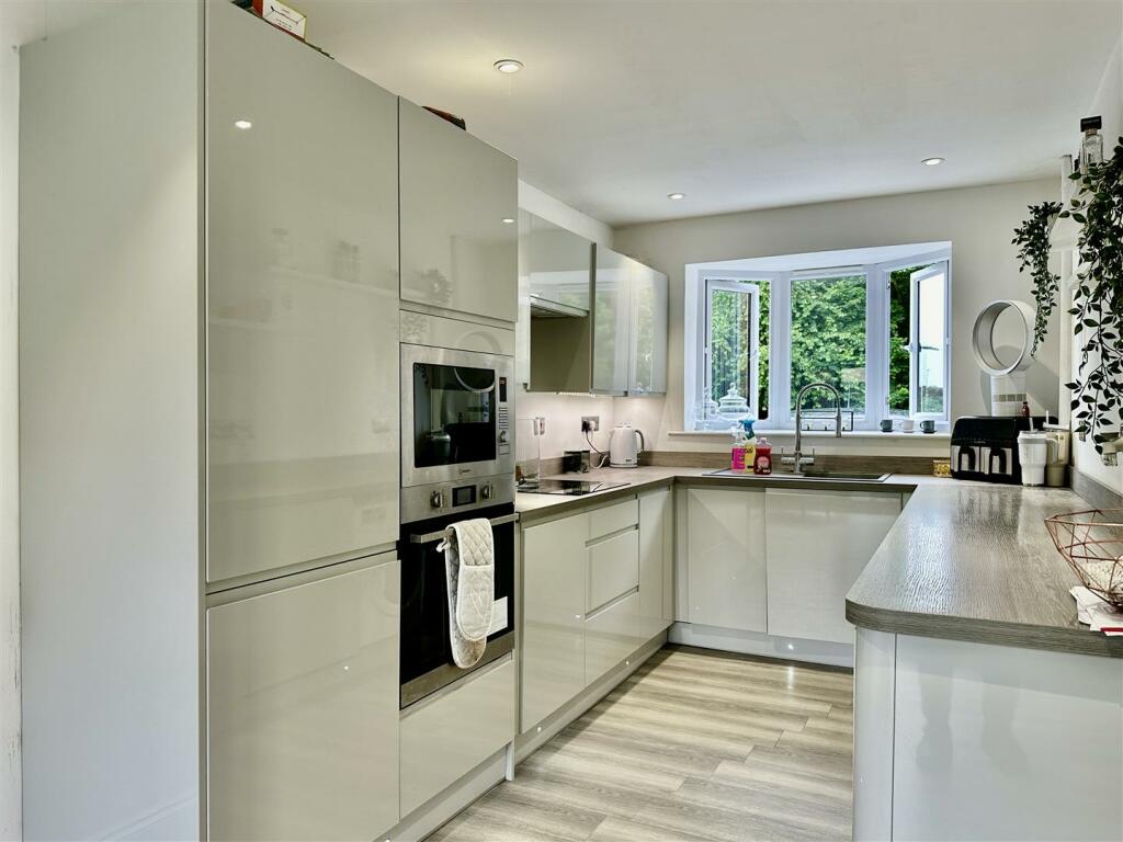 LOUNGE/KITCHEN