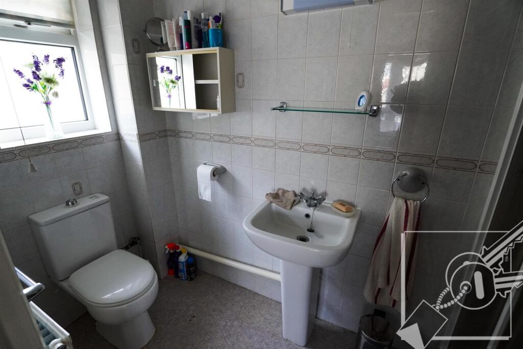 EN-SUITE SHOWER ROOM:
