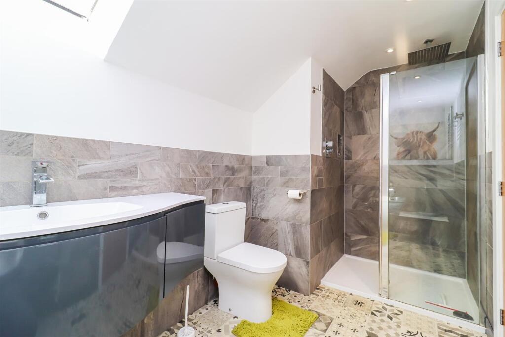 EN SUITE BATHROOM