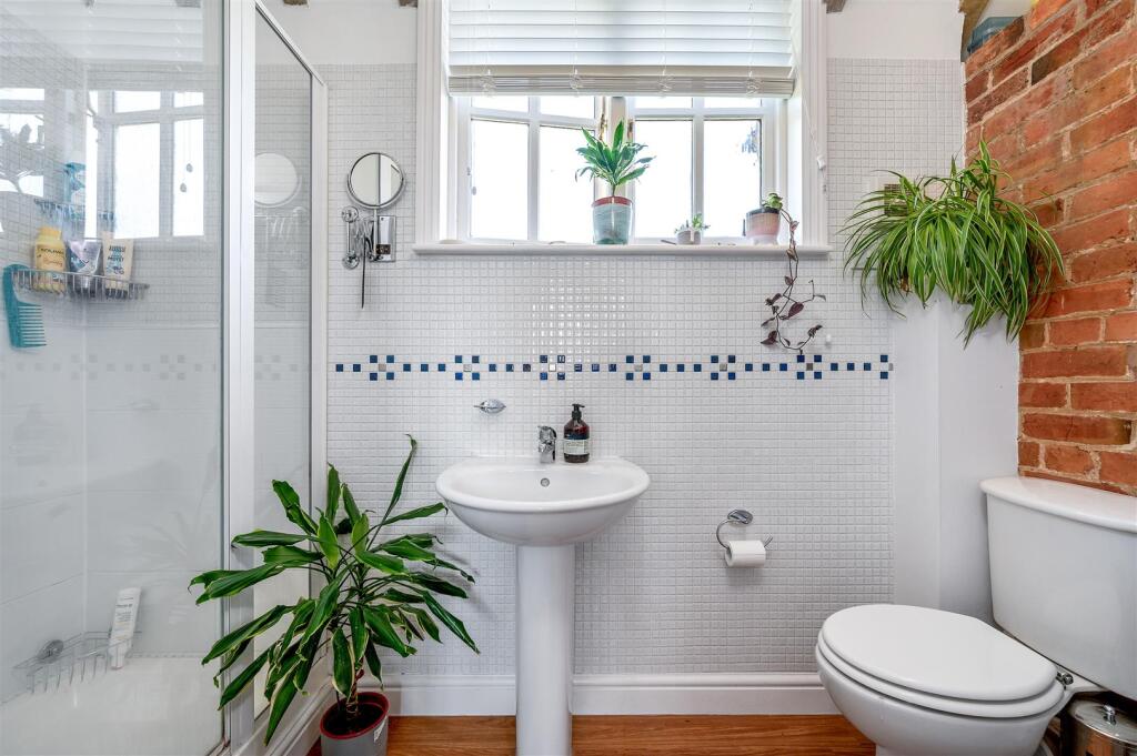 EN-SUITE SHOWER ROOM