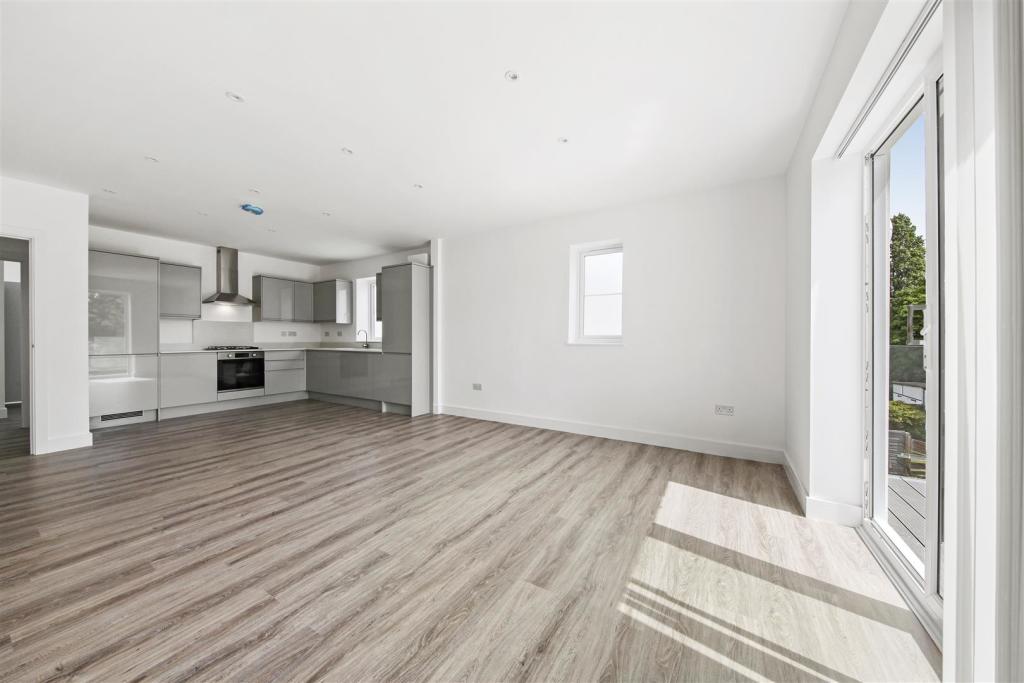 Flats 4, 15-17 Tudor Gardens,  - mGyrhJlOBzOocD3Yo