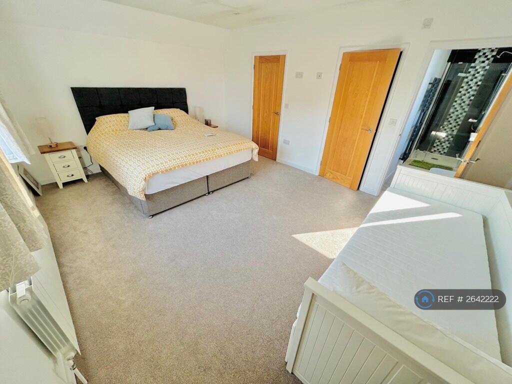 Master With Walk In Wardrobe And En-Suite