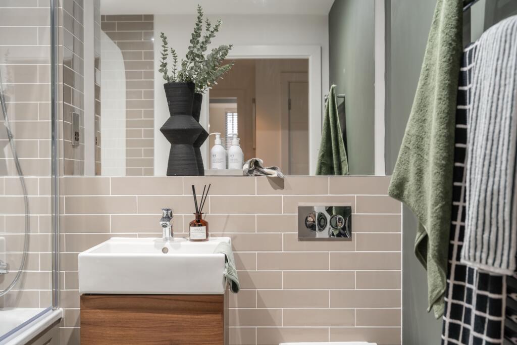 MY Apt. 23 LR - by Frame Studio 08721