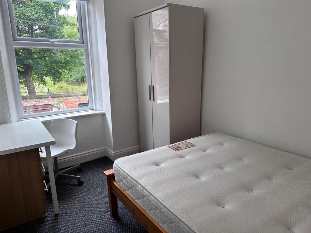 Bed 1.jpg