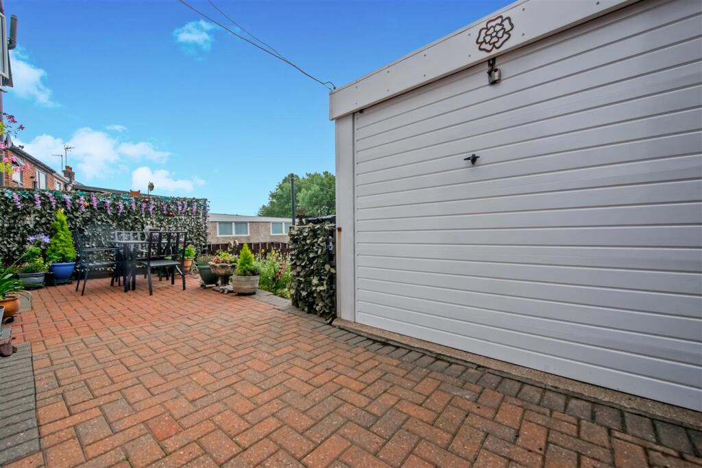 Off Street Parking / Driveway / Single Garage: