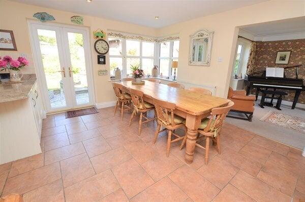open plan dining/kitchen