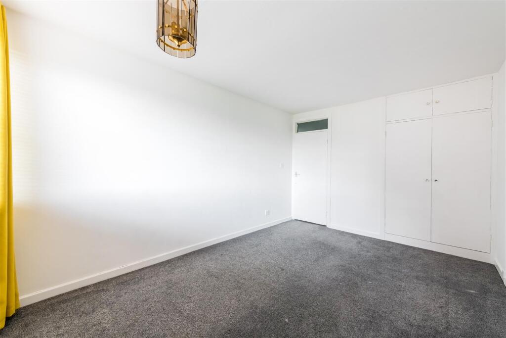 Flat 11 Cromwell Court-10.jpg