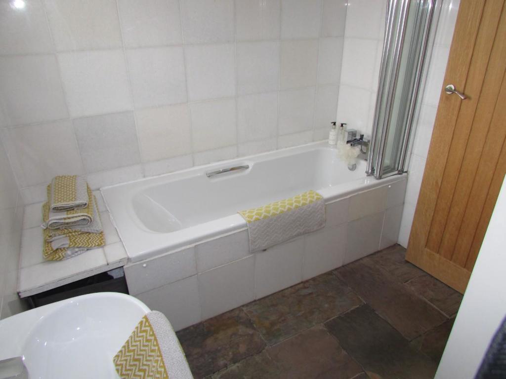 NewtonRd33bath1.JPG