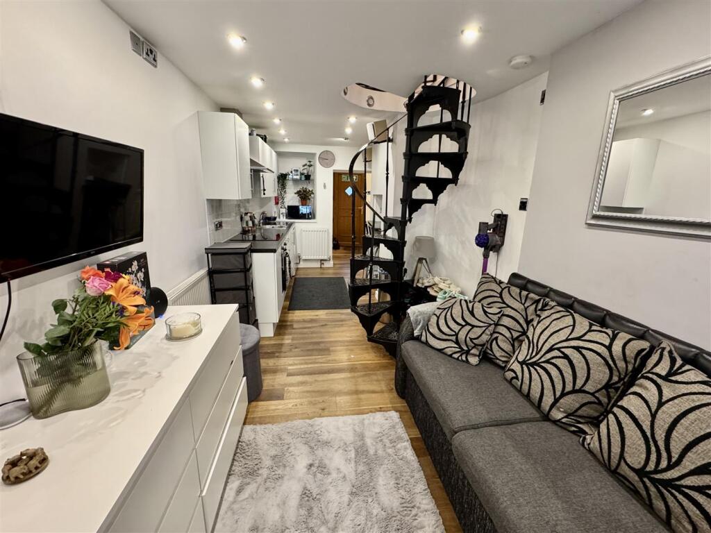 Lounge/Kitchen