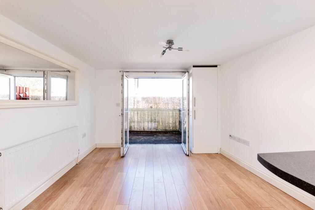 Flat 1, Clouds Hill Court, 69 Clouds Hill Road, Br