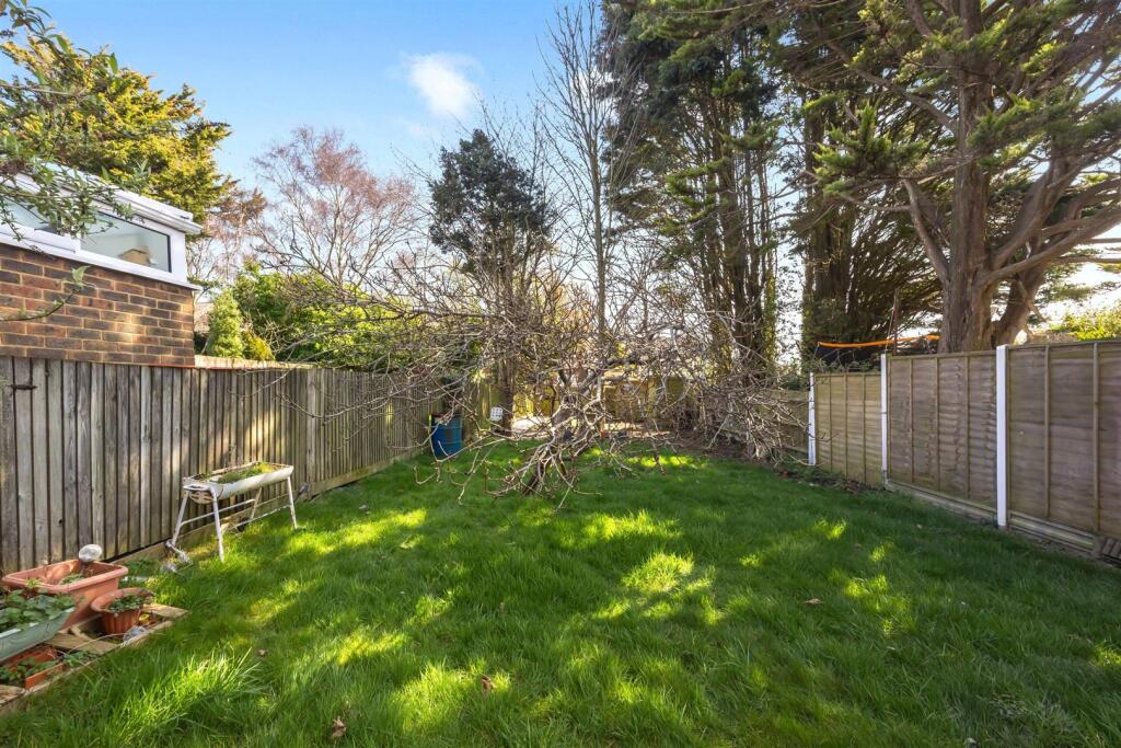 King George VI Dr 17 GARDEN 2.jpeg