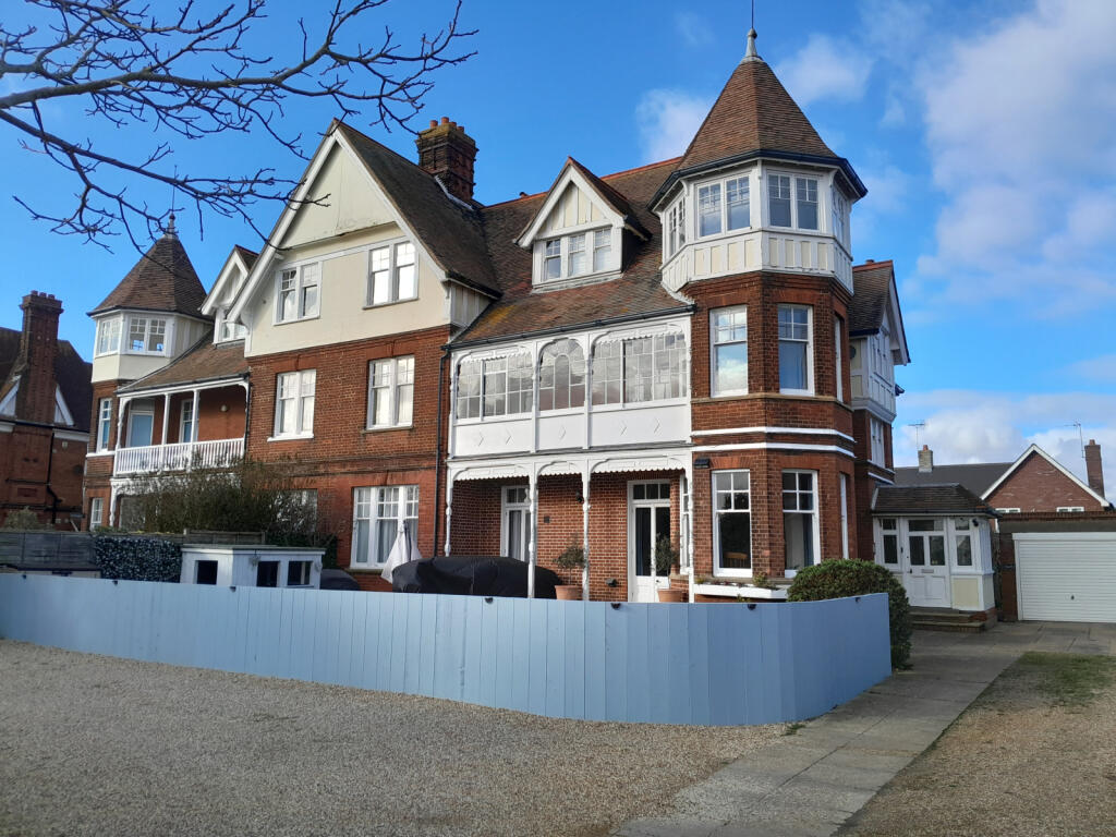 A 2/3 bedroom Luxury ground floor apartment for R