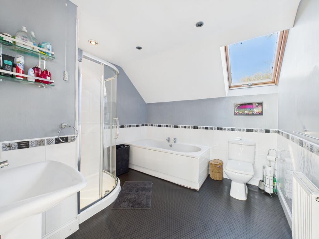 En Suite (Bedroom 1)