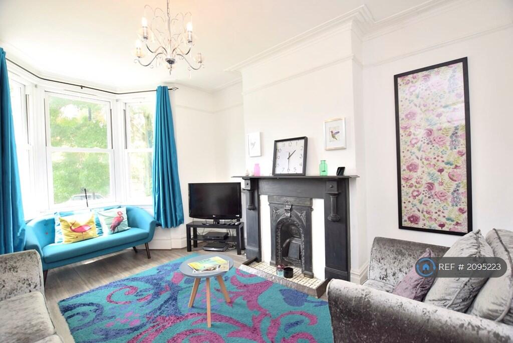 Large Bright Living Room With Bay Window 