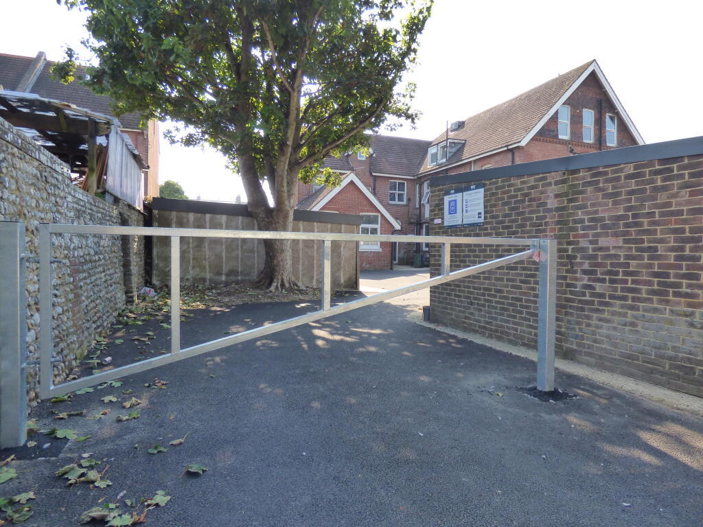Gate