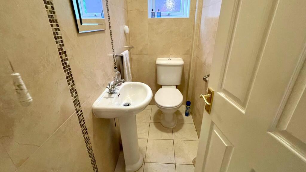TILED 2 PIECE CLOAKROOM