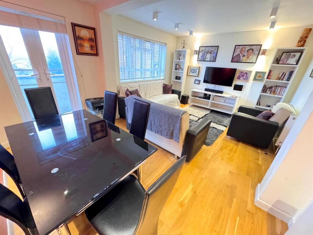 3 Bed for sale, Buy in Lonond, NW11 - Maxwellprope