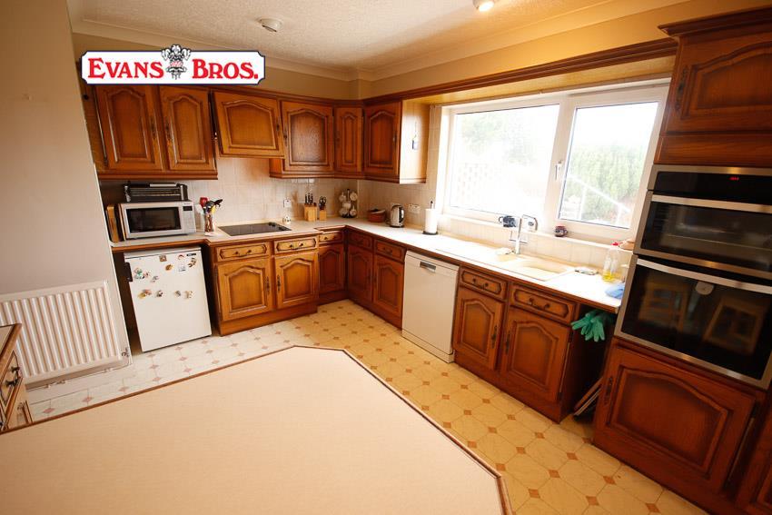 KITCHEN / BREAKFAST ROOM