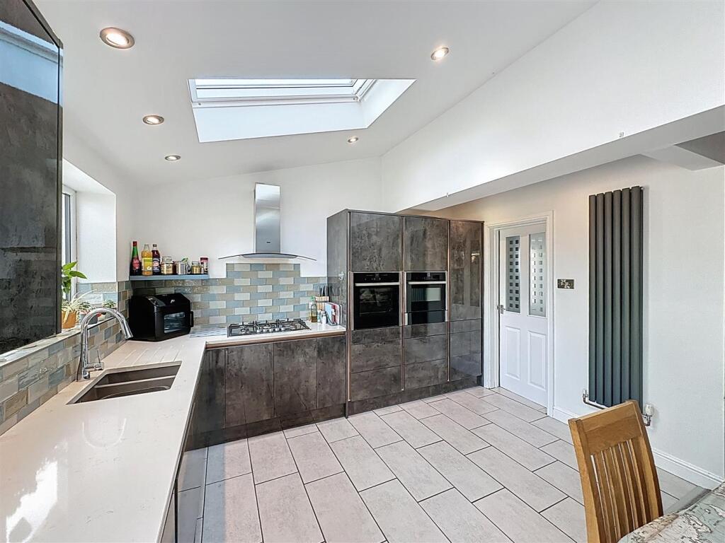 Kitchen/ Dining Room