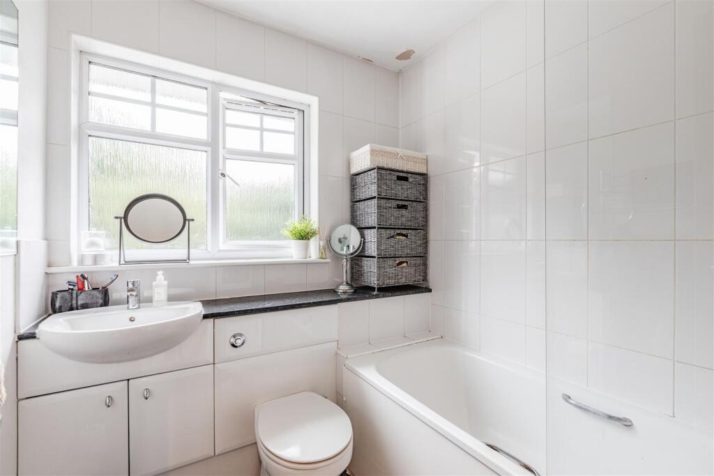 5 Loxley Close, Byfleet, KT14 7GA - 1.jpg