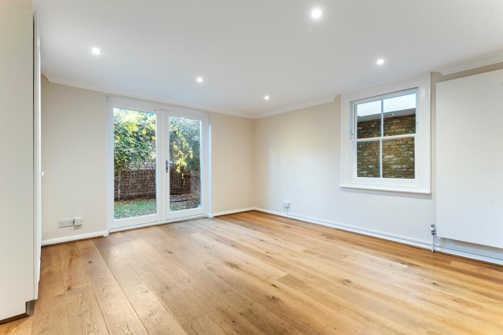 Sisters Avenue 41, F