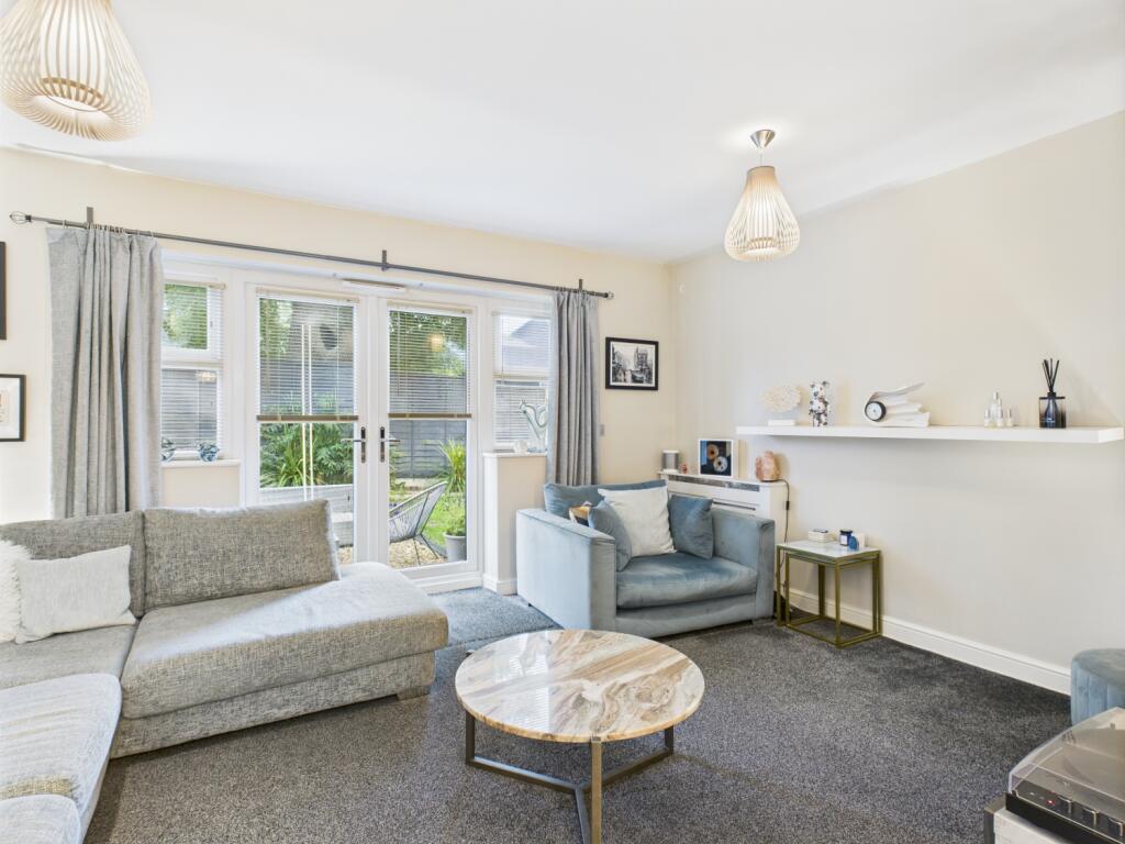 CAM03729G0-PR0075-STILL025