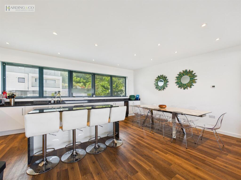 breakfast &amp; dining area