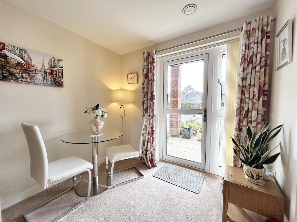 LOUNGE/DINING ROOM