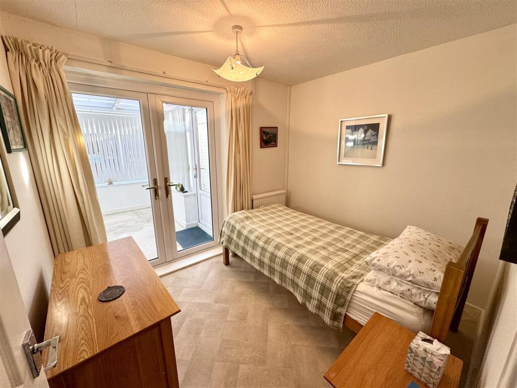 BEDROOM 2/DINING ROOM