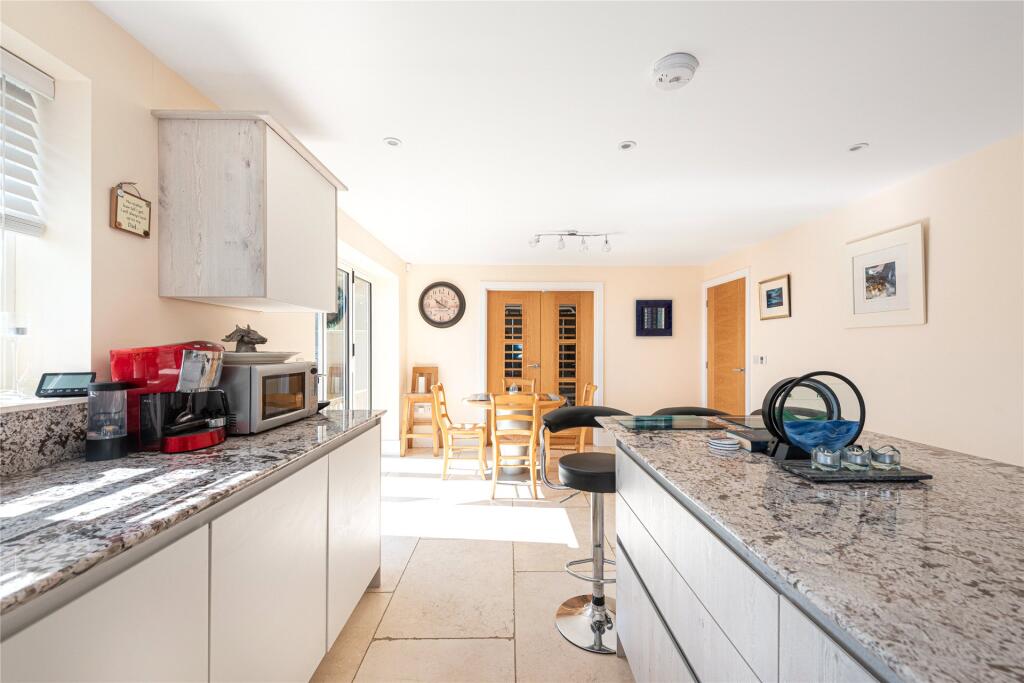 Kitchen/B&#39;fast Room