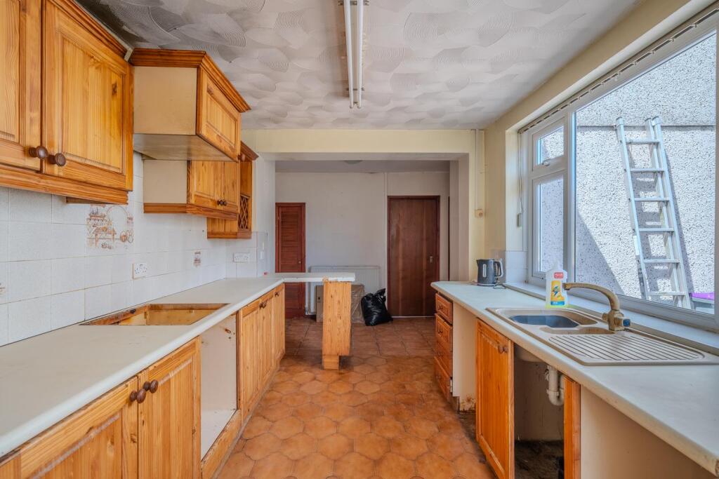 36 St Cadocs Road-12.jpg