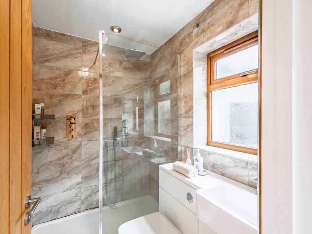 Grond floor shower 2