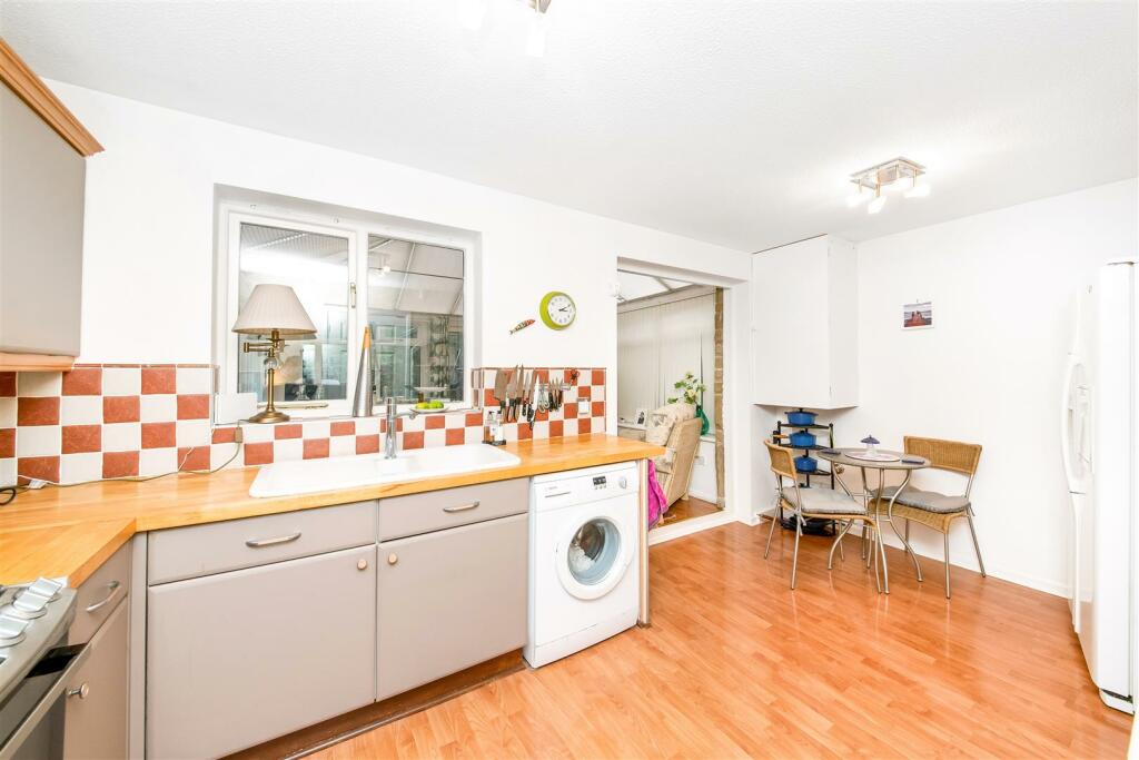 OPEN-PLAN DINING KITCHEN