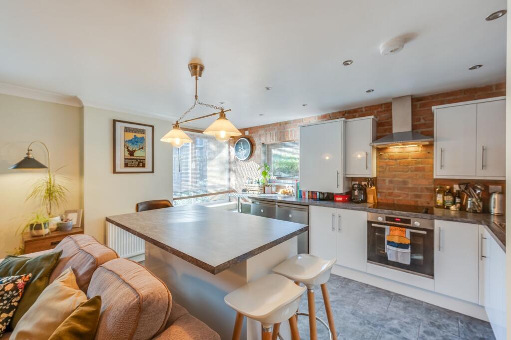 OPEN PLAN KITCHEN/LOUNGE