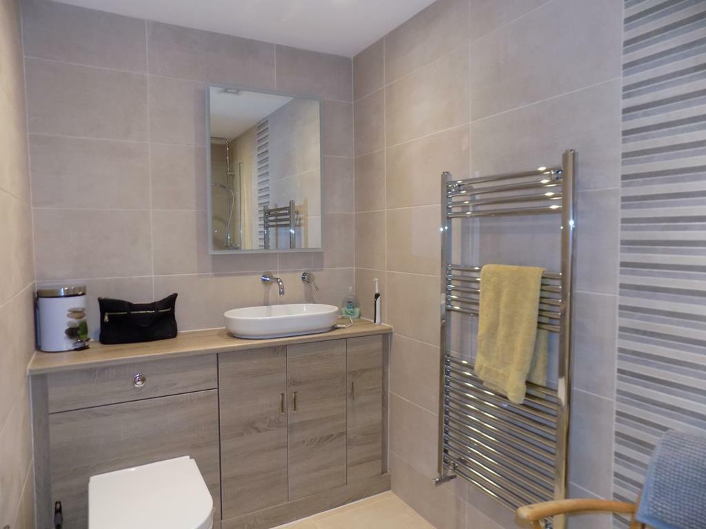 EN-SUITE SHOWER