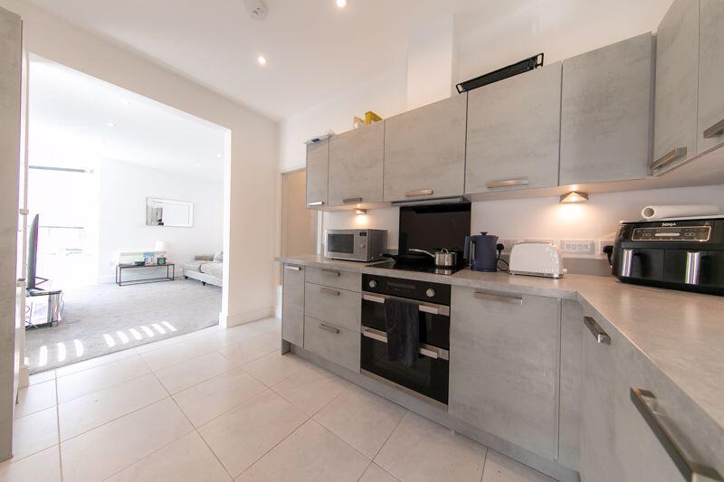 Kitchen &amp; lounge