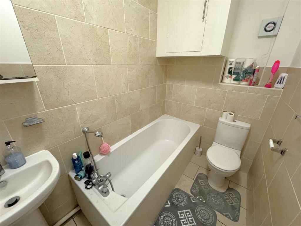 Flat 3 Bathroom.jpeg