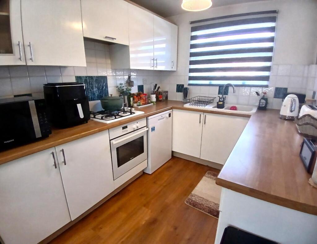 Kitchen 2.jpg