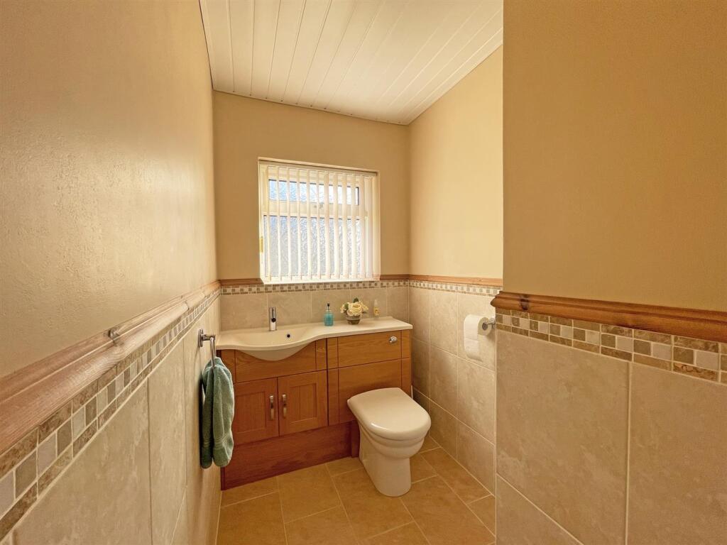 Briarleigh Close 21 WC.jpg