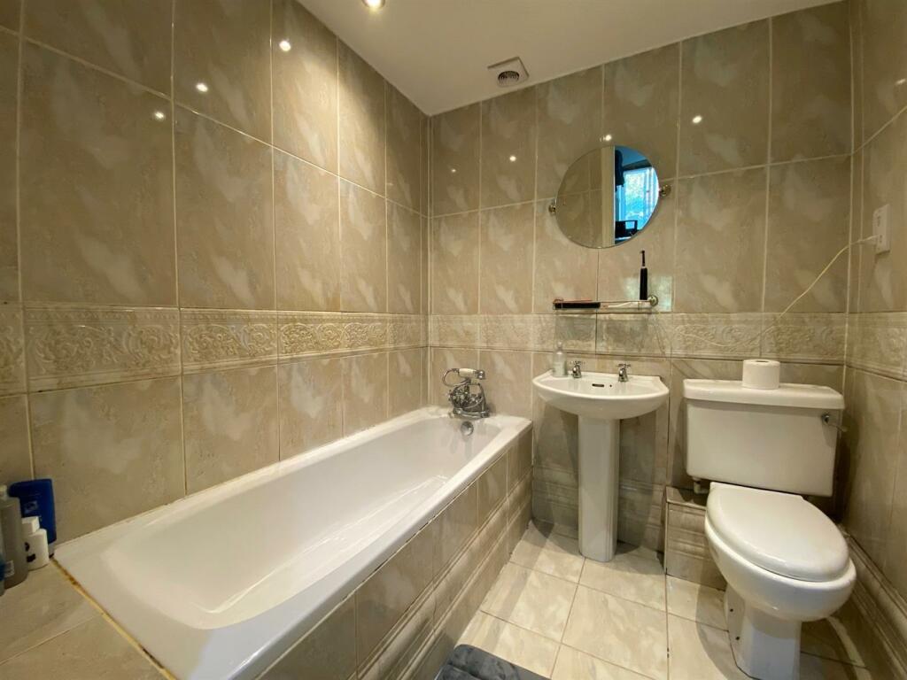 En Suite Bathroom.jpg