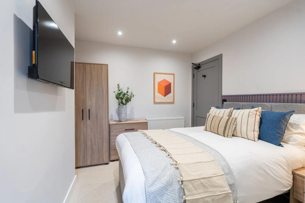 Bright, well-presented double bedroom with a co...