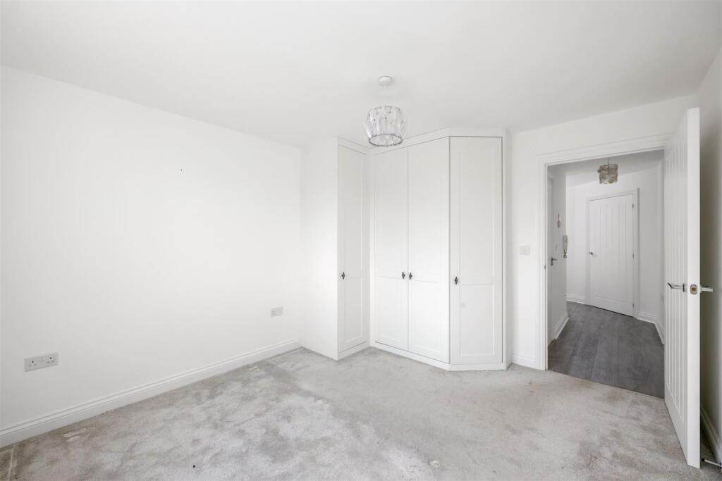 Lyndhurst House 8 WARDROBES.jpeg