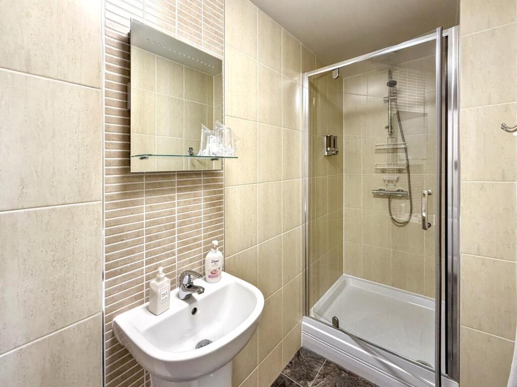 117 - Room 2 ensuite.jpg