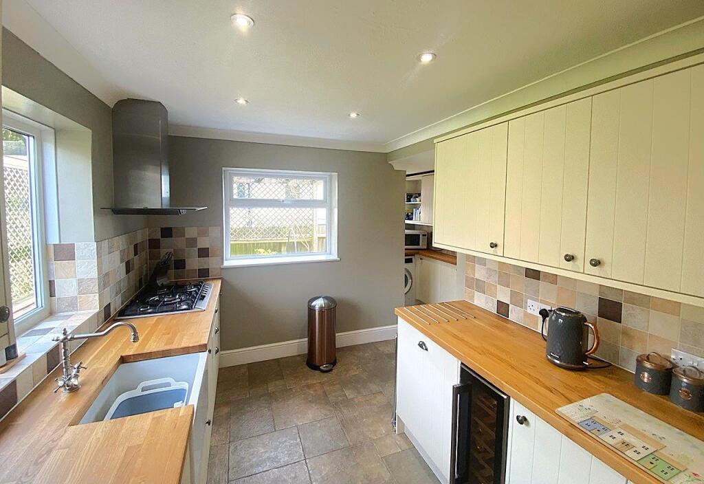 27 De la Warr Rd - Kitchen1.jpg
