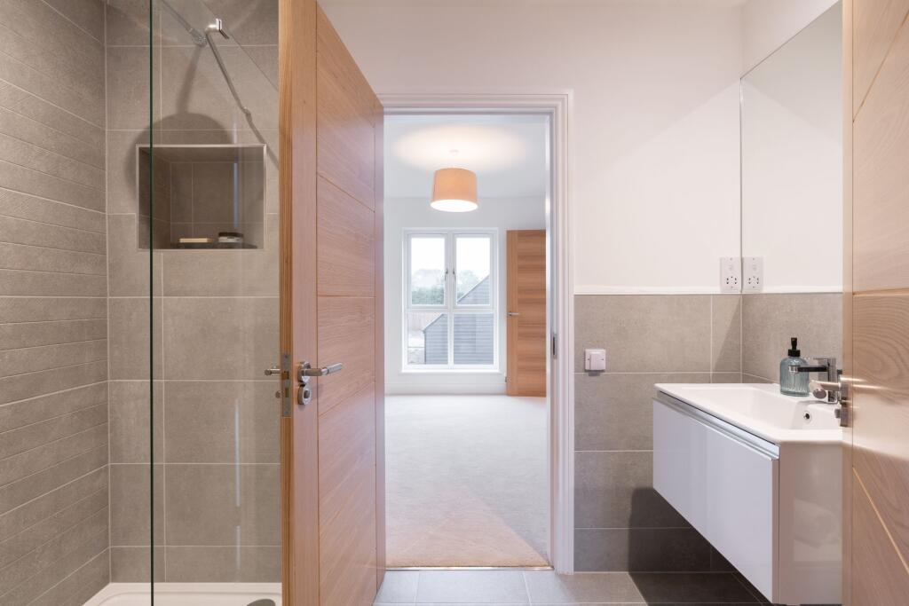 The Redburn | Showroom Jack &amp; Jill En-Suite Bathroom