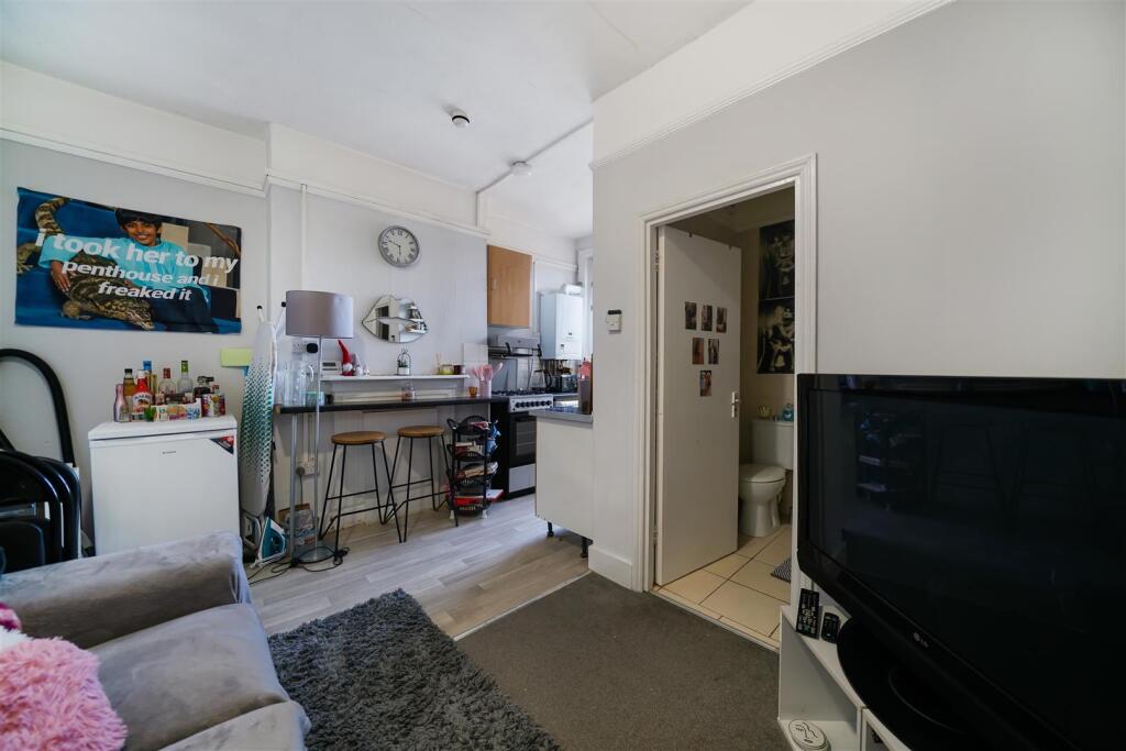 Kitchen with breakfast bar