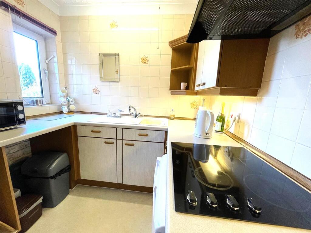 Kitchen 2.jpg