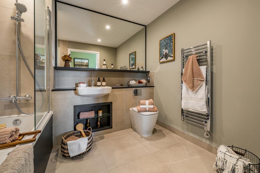 bathroom wide show from left