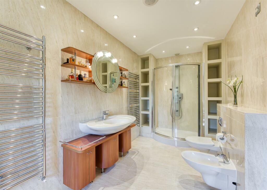 14 Wergs Hall Road-bed1 ensuite2.jpg