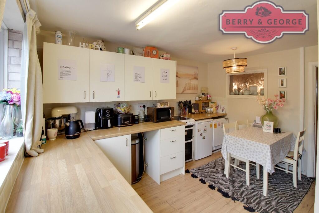 KITCHEN / BREAKFAST